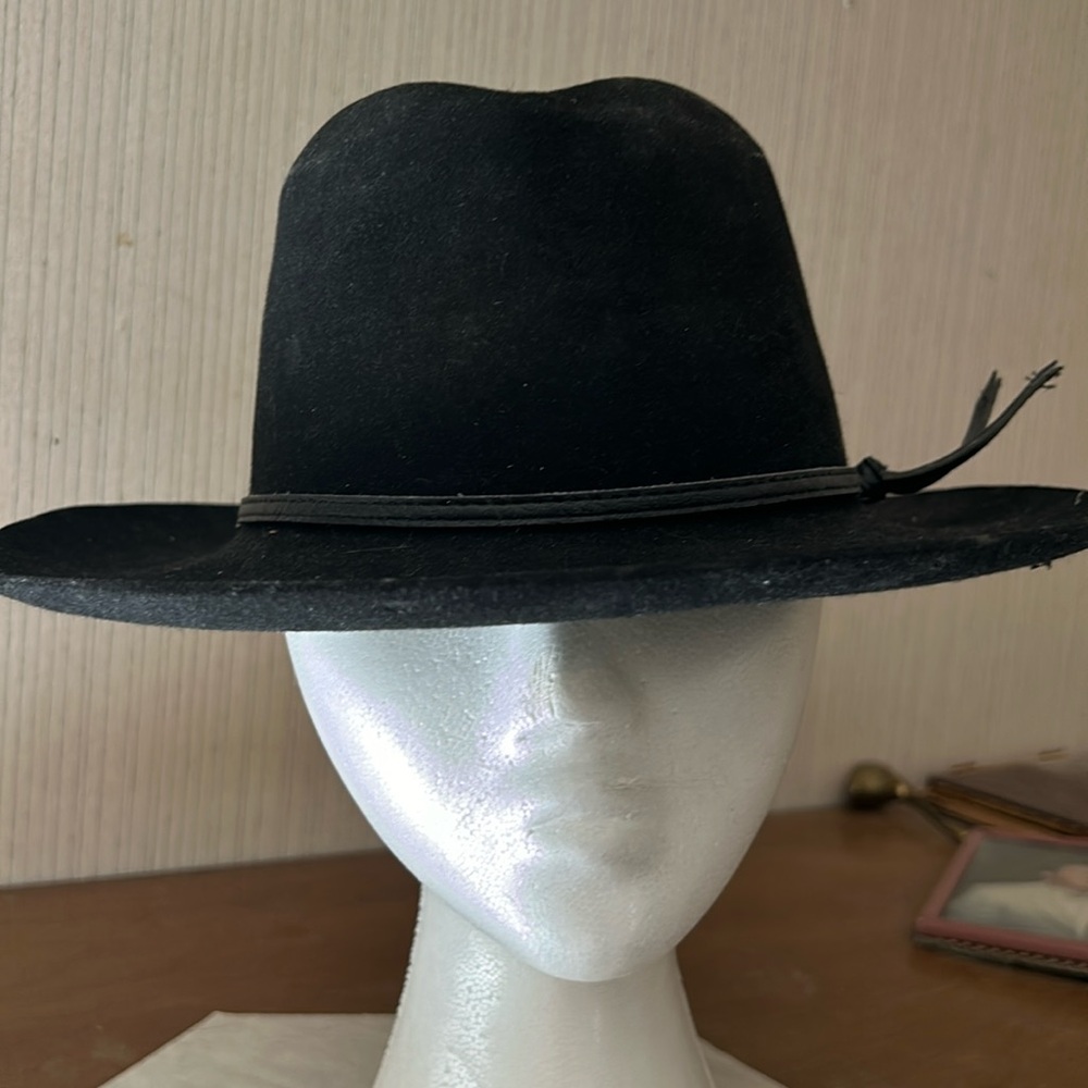 Black wool felt cowgirl hat